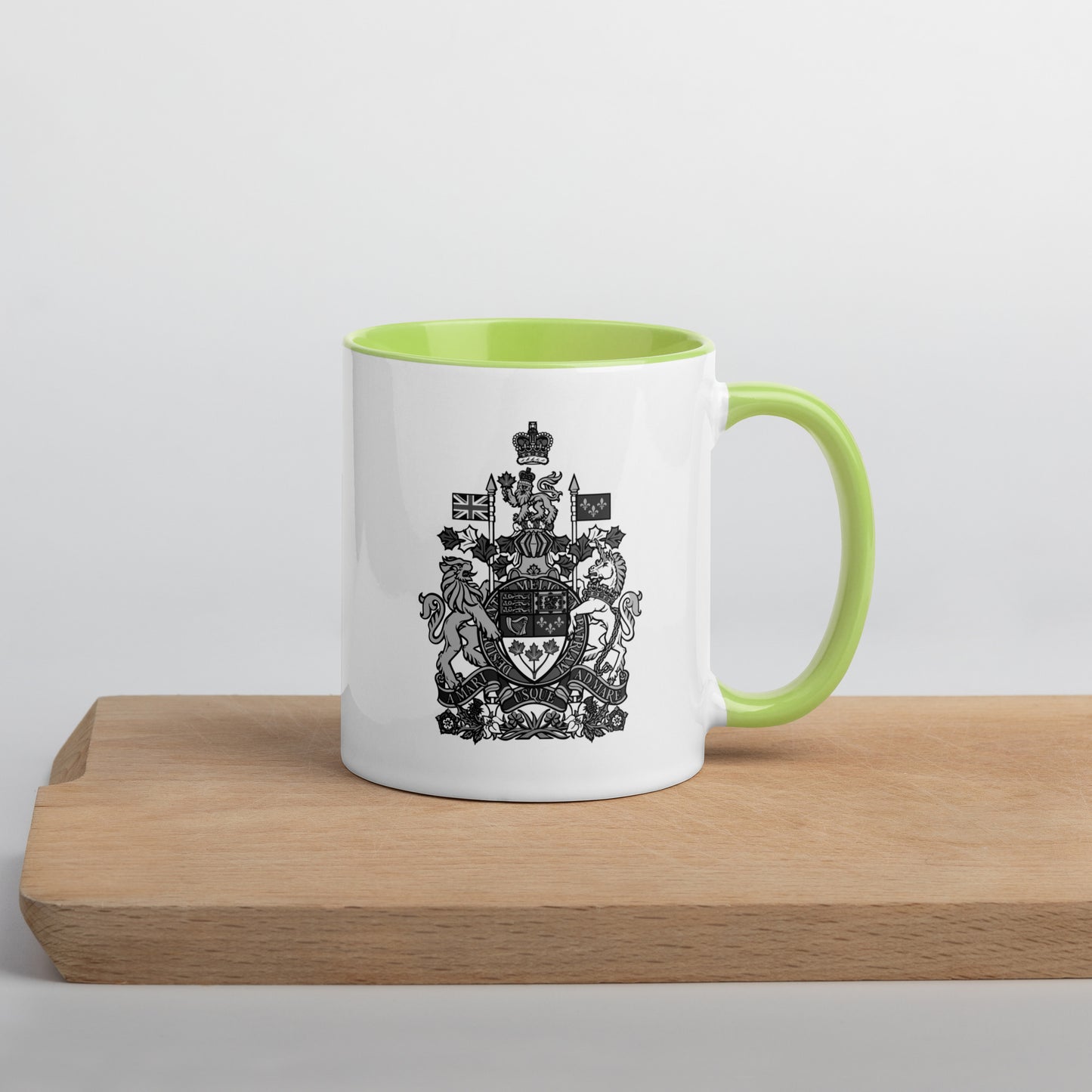 Elegant Canadian Crest Mug: Timeless Charm